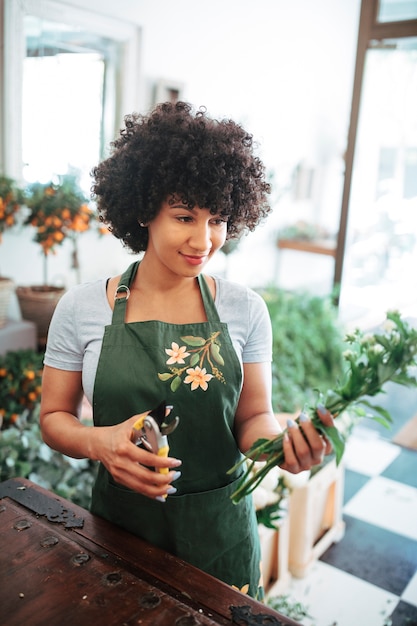 Foto gratuita sonriente mujer joven con ramo de flores