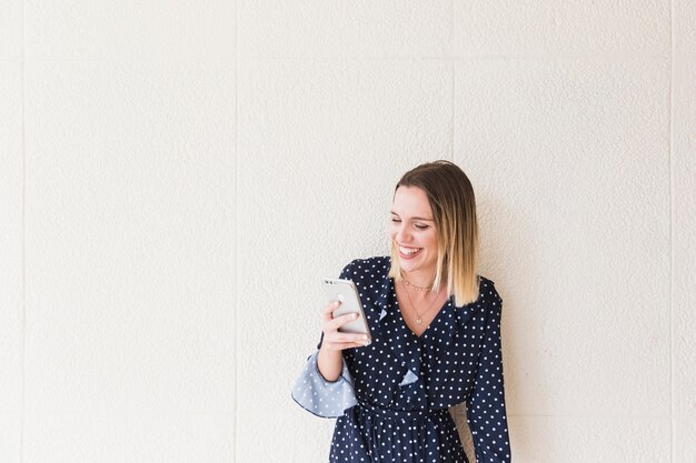 Sonriente mujer joven con smartphone