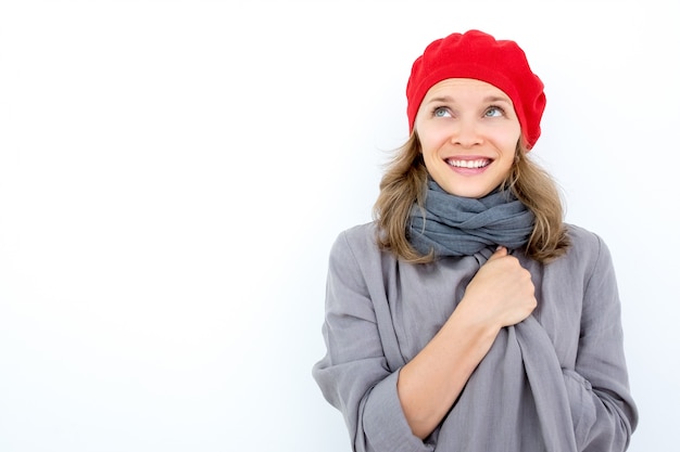 Sonriente mujer joven soñando con el buen tiempo