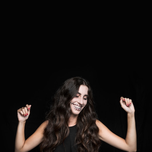 Foto gratuita sonriente mujer levantando las manos