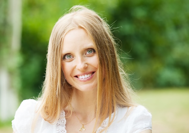 Sonriente mujer de mediana edad ordinaria