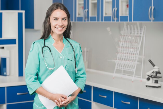 Sonriente mujer médico con papeles