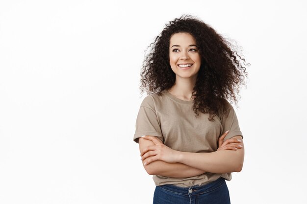 Sonriente mujer morena rizada en blanco