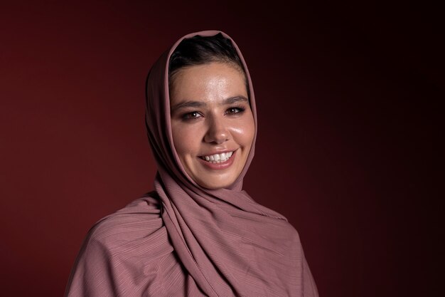 Sonriente mujer musulmana con hijab