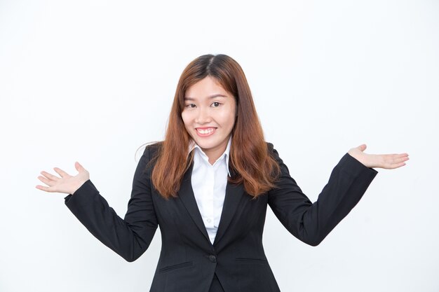 Sonriente mujer de negocios asiática Shrugging