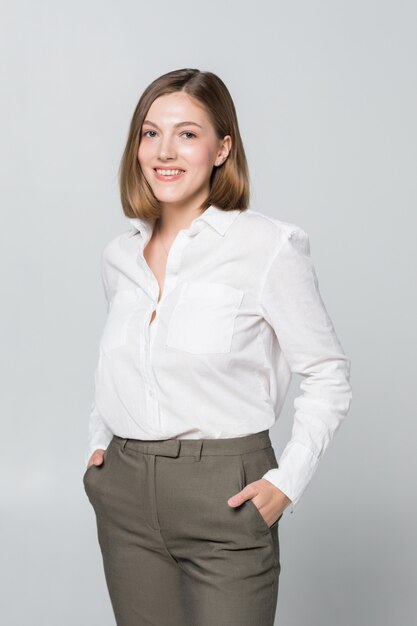 Sonriente mujer de negocios con las manos juntas. Sonrisa con dientes, brazos cruzados.