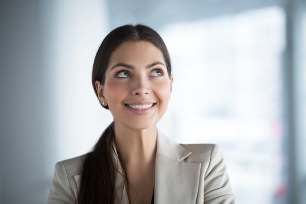 Sonriente mujer de negocios mirando el espacio de copia