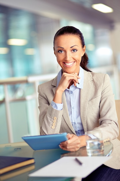 Sonriente mujer de negocios con tablet