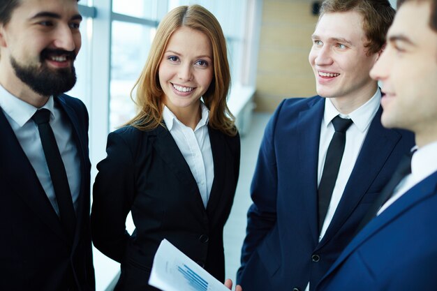 Sonriente mujer de negocios en traje negro