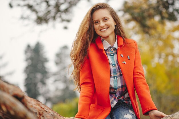 Sonriente mujer otoño retrato.