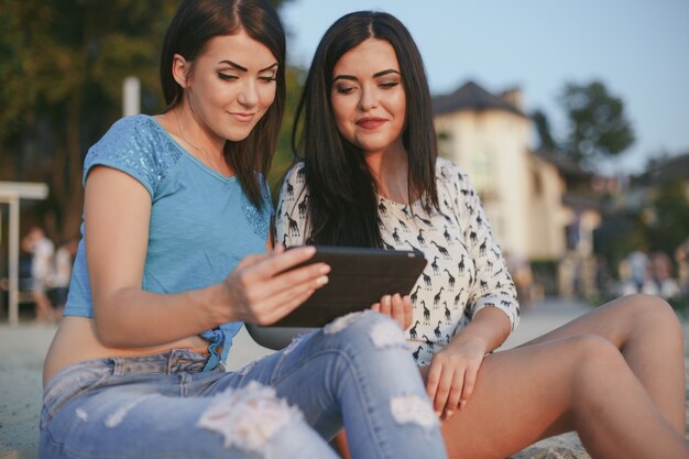 Sonriente mujer pantalones tecnología morena