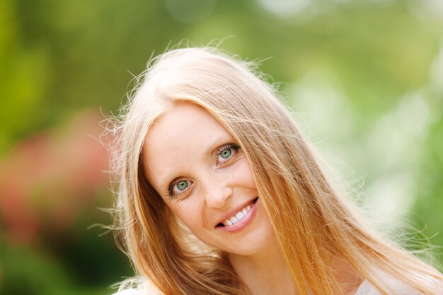 sonriente mujer de pelo largo