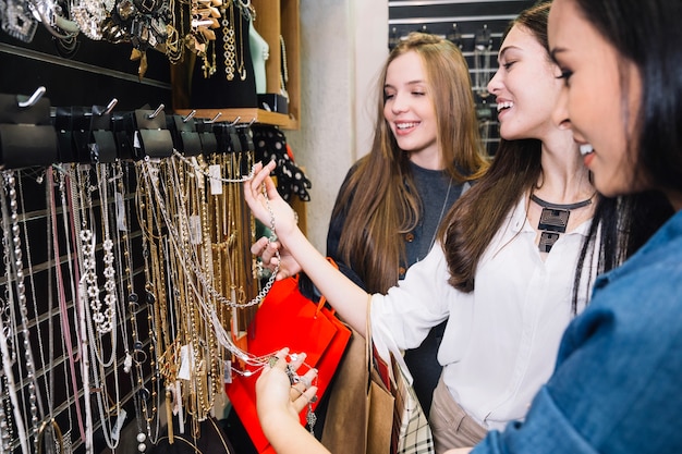 Sonriente mujer posando en bijouterie tienda