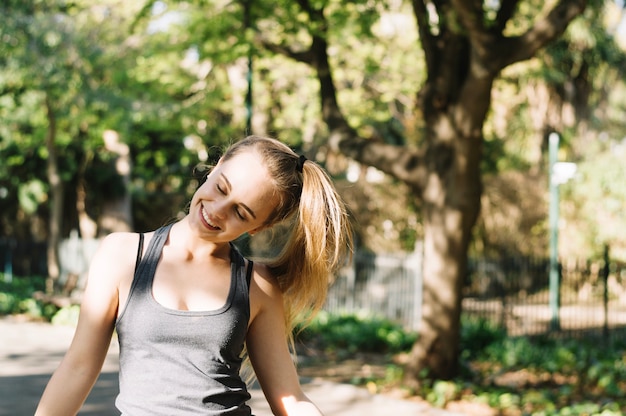 Sonriente mujer sacudiendo la cabeza