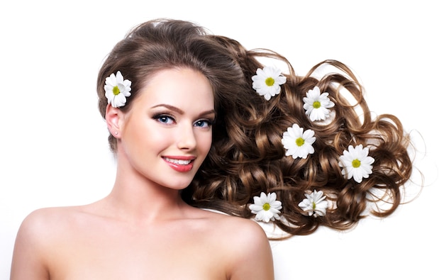 Sonriente mujer sana con hermoso cabello largo - espacio en blanco