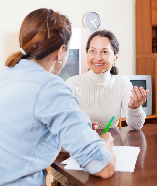 Sonriente mujer senior responder preguntas