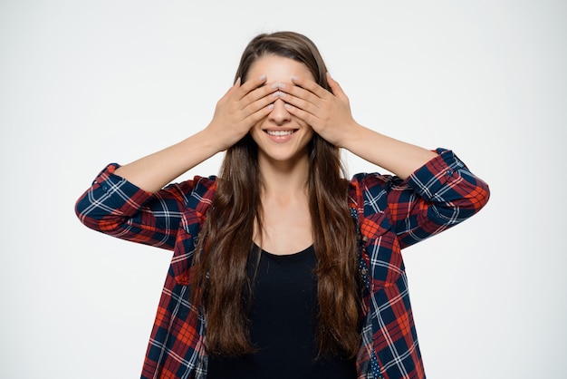 Sonriente mujer sorprendida cerró los ojos