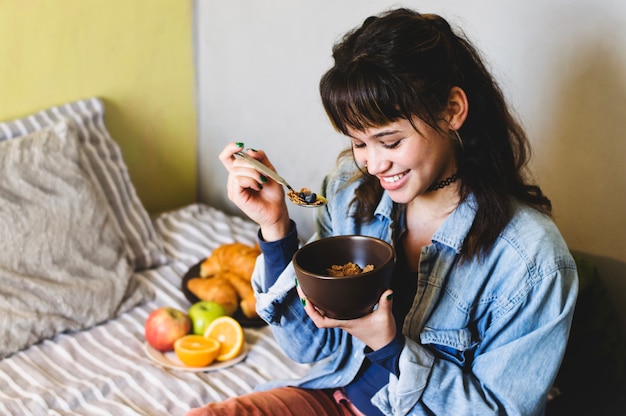 Foto gratuita sonriente, mujer, tazón, cereal