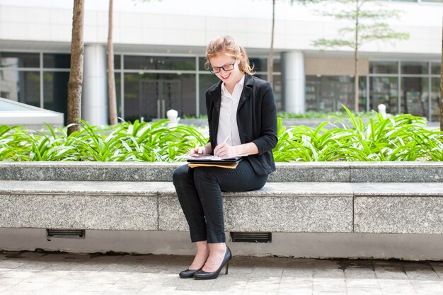 Sonriente, mujer, trabajando, sentado, Flowerbed