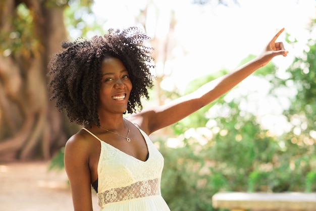 Sonriente, negro, mujer, relajante, parque