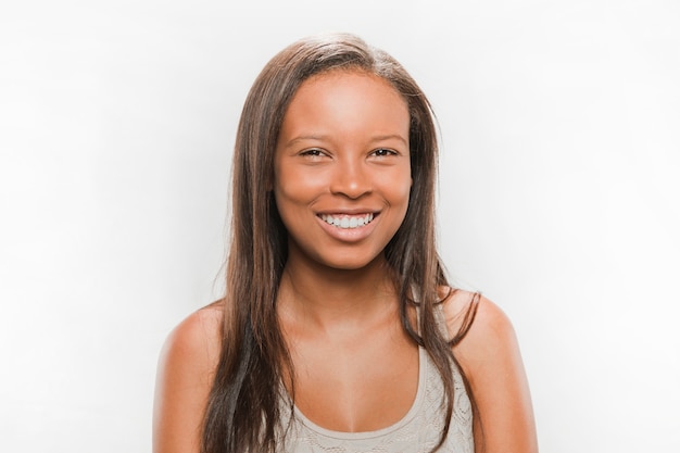 Sonriente niña adolescente africano sobre fondo blanco