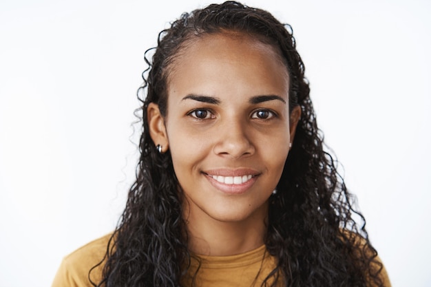 Sonriente niña afroamericana en camiseta marrón