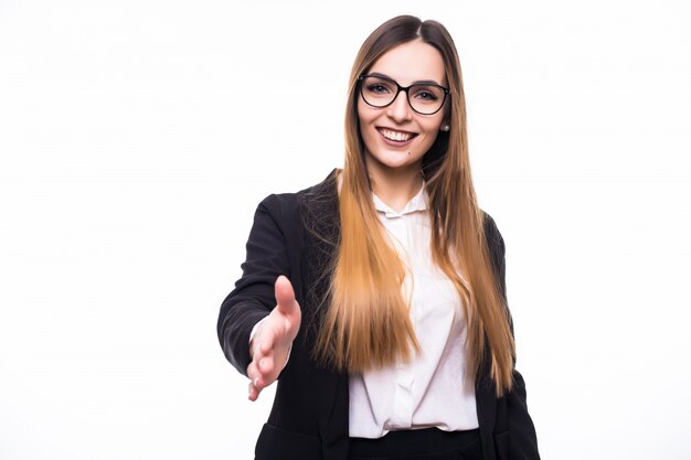 Sonriente niña mujer dama en blanco da su señal de saludo de mano