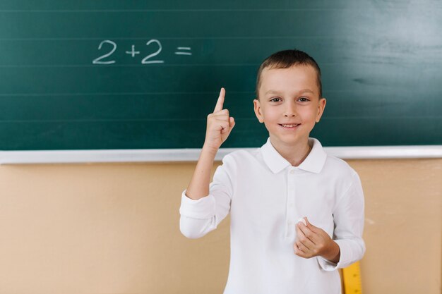 Sonriente, niño, matemáticas, clase