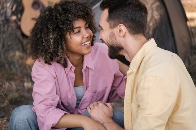 Sonriente, pareja, aire libre, poniendo, romántico