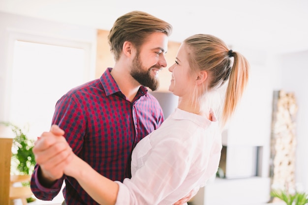 Sonriente pareja bailando