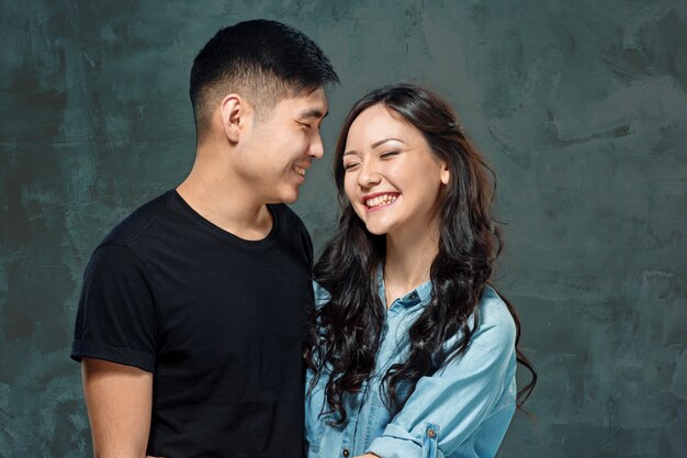 sonriente pareja coreana en gris