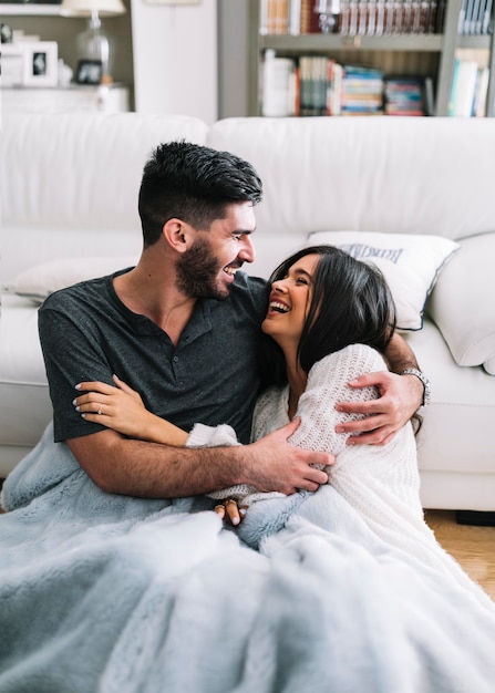 Sonriente pareja joven amante mirando el uno al otro riendo