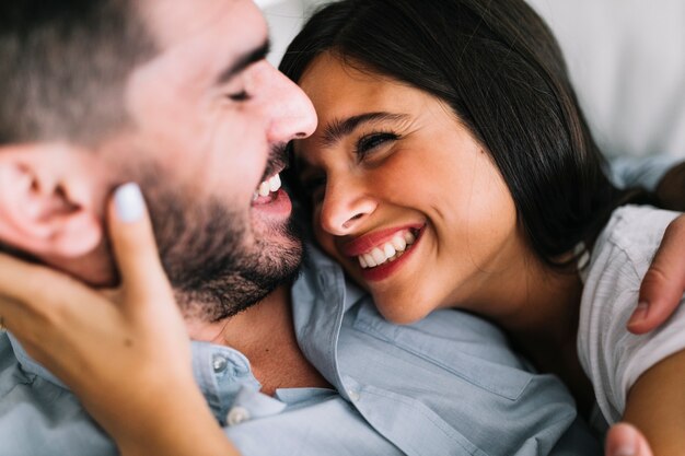 Sonriente pareja joven amorosa mirándose