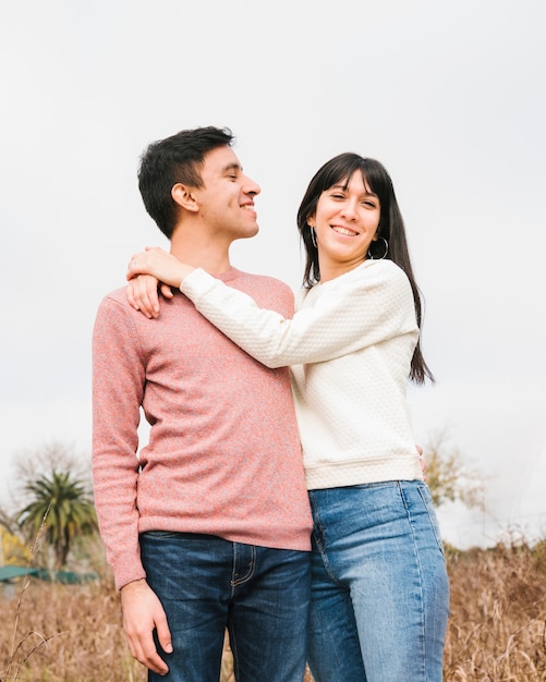 Sonriente, pareja joven, posición, se abrazar