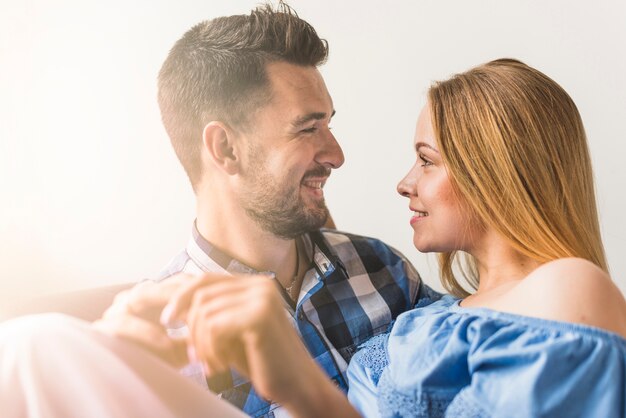 Sonriente pareja mirándose