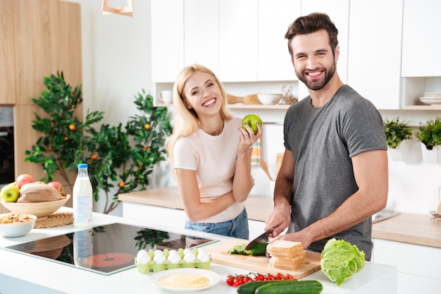 Sonriente pareja pasar tiempo juntos en la cocina