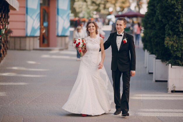 Sonriente pareja de recién casados