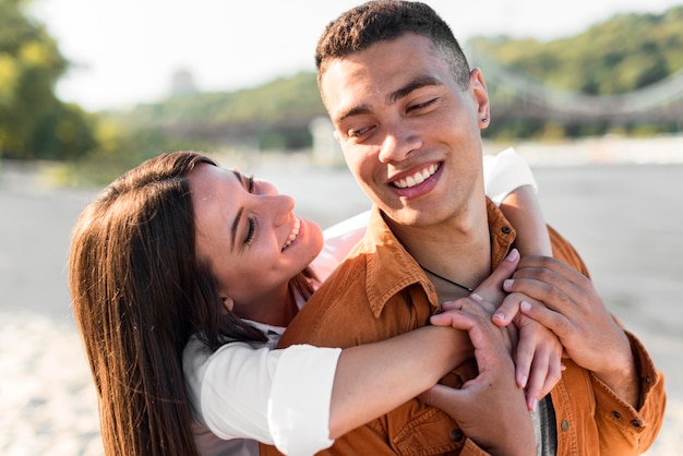 Sonriente pareja romántica pasar tiempo juntos en la playa