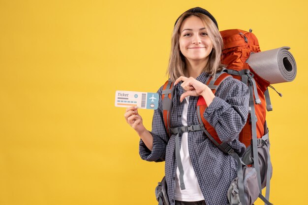 sonriente, viajero, mujer, con, mochila, tenencia, boleto