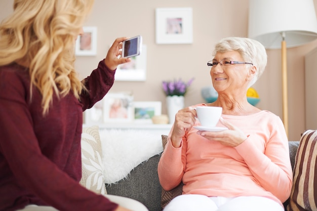 ¡Sonrisa de la abuela! Te estoy tomando una foto