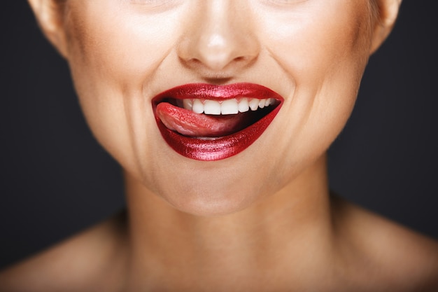 Foto gratuita sonrisa alegre con labios lamiendo la lengua