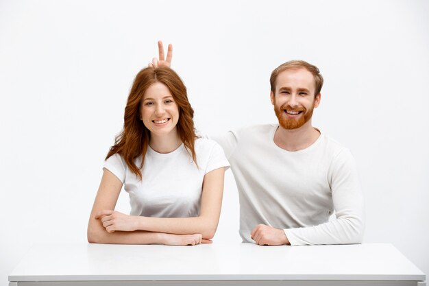 Sonrisa alegre de la mujer y del hombre del pelirrojo