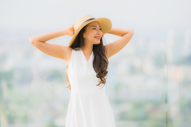 Sonrisa asiática joven hermosa de la mujer del retrato feliz y no dude en