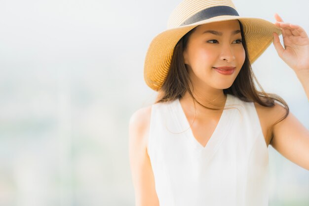 Sonrisa asiática joven hermosa de la mujer del retrato feliz y no dude en