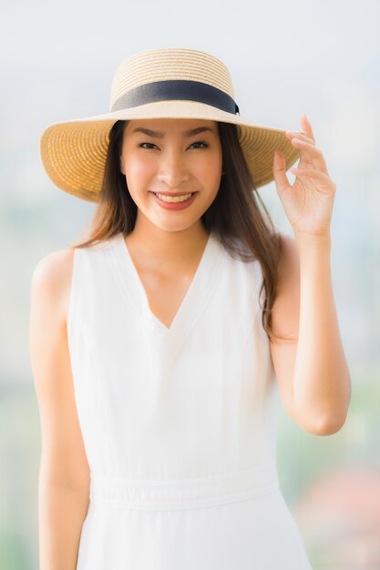 Sonrisa asiática joven hermosa de la mujer del retrato feliz y no dude en