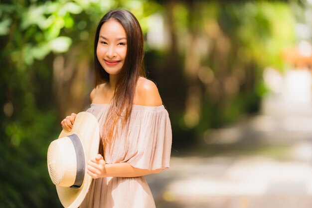 Sonrisa asiática joven hermosa de la mujer del retrato feliz