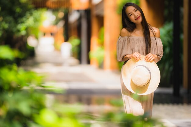 Sonrisa asiática joven hermosa de la mujer del retrato feliz