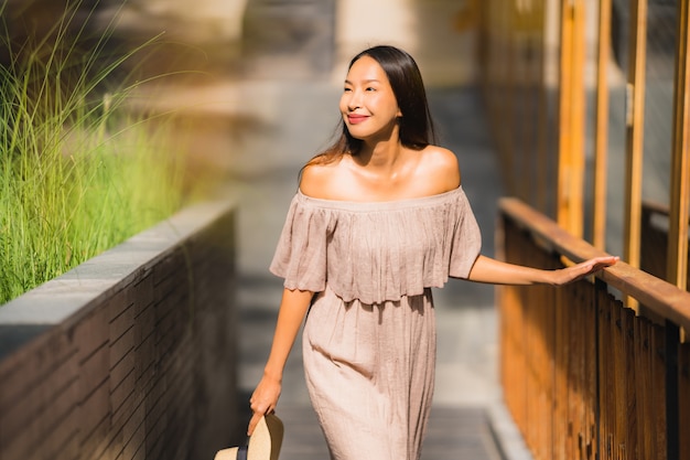 Sonrisa asiática joven hermosa de la mujer del retrato feliz