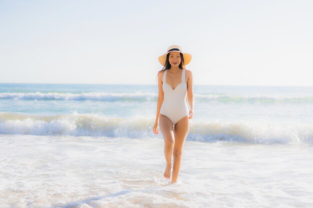 Sonrisa asiática joven de la mujer en la playa