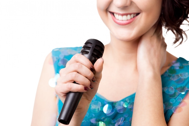 Foto gratuita sonrisa de mujer y un micrófono